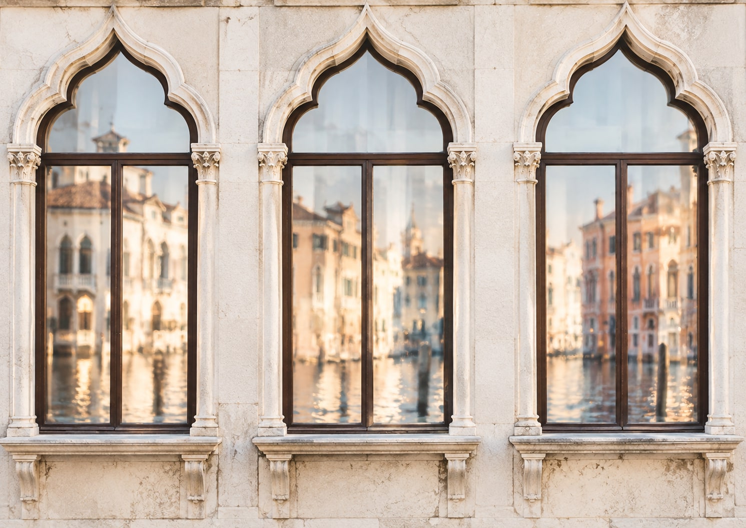 Finestre gotiche veneziane affacciate sui palazzi e sul canale
